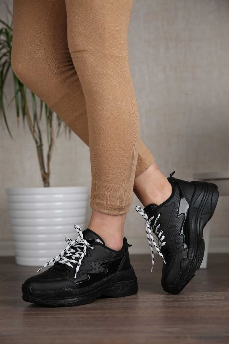 Pilla Siyah Beyaz Bağcık Kadın Ayakkabı resmi